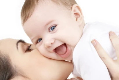 Ευεργετική η αγκαλιά για τα μωρά